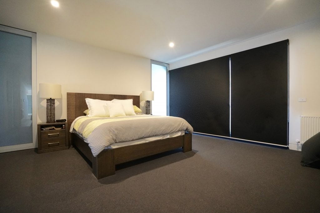 single bed in the room